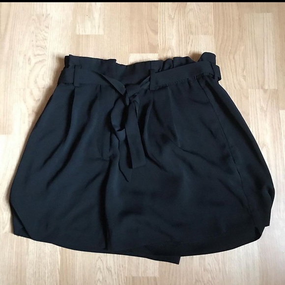 H&M Pleated black tie shorts Size 8 - Picture 1 of 3